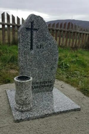 Mały nagrobek urnowy, skałka z granitu strzegomskiego nr.1291