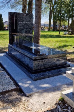 Nagrobek granitowy z posadzką, olive green / szwed nr.2275