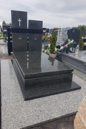 Nagrobek z granitu impala  z posadzką nr.1848