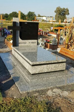 Nagrobek granitowy z posadzką, strzegomski / szwed nr.1651