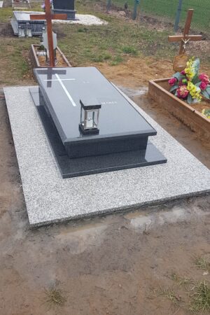 Nagrobek sarkofag z granitu impala z posadzką nr.1847
