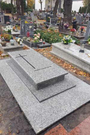 Nagrobek sarkofag z granitu strzegomskiego z posadzką nr.1846