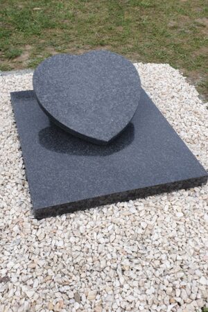 Nagrobek urnowy z sercem z granitu impala nr.2045