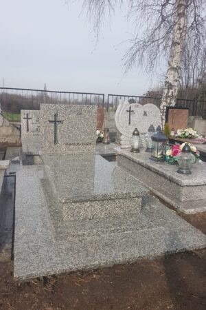 Nagrobek z posadzką z granitu strzegomskiego nr.1945