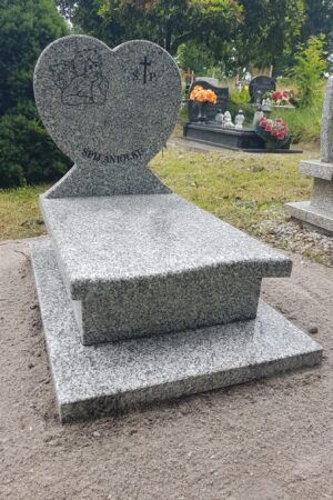 Nagrobek dziecięcy z sercem z granitu strzegomskiego nr.661