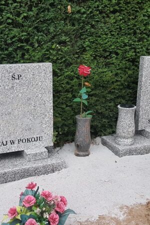 Dwa nagrobki amerykańskie z granitu strzegomskiego nr.1943