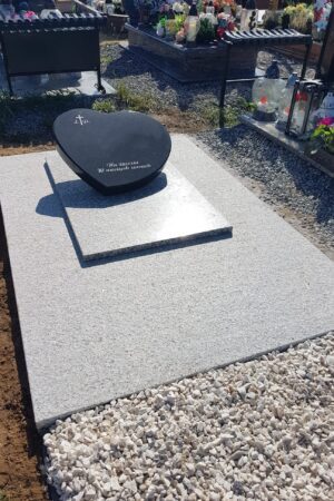 Minimalistyczny nagrobek urnowy z sercem z granitu nr.1915