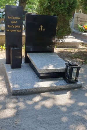 Nagrobek urnowy z granitu strzegomskiego / szwed nr.2057