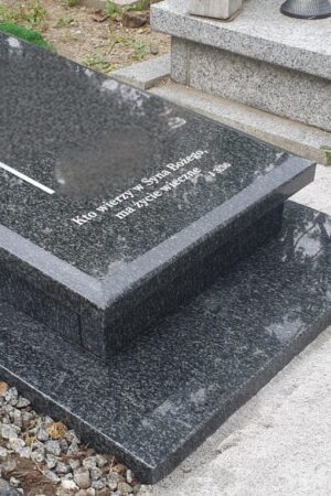 Nagrobek urnowy, sarkofag z granitu impala nr.2052