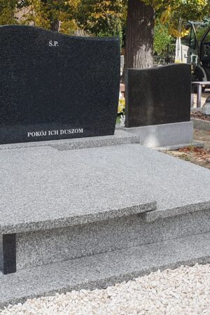 Nagrobek podwójny z granitu strzegomskiego / impala nr.942