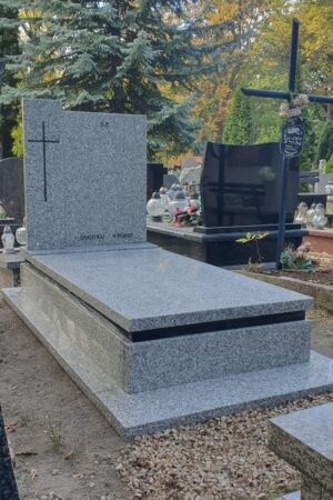 szary prostokątny nagrobek