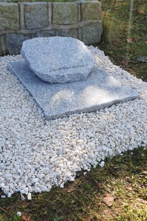 Nagrobek urnowy, skałka z granitu strzegomskiego nr.1067
