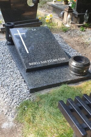 Nagrobek urnowy z granitu impala nr.2051