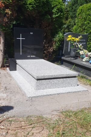 Nagrobek z wazonem z boku, granit strzegomski / szwed nr.2077