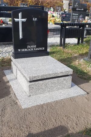 Nagrobek urnowy, granitu strzegomski / szwed nr.1073