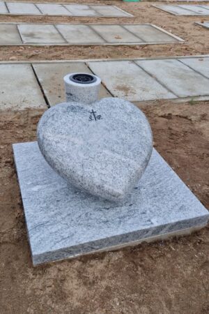 Nagrobek urnowy z sercem i wazonem, granit viscount white nr.708