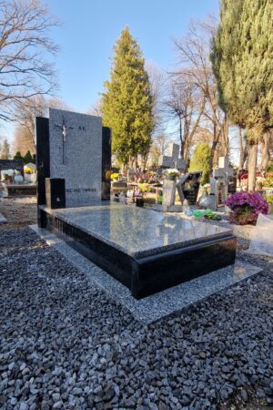 Nagrobek z granitu strzegomskiego / impala dark nr.1640