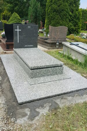 Nagrobek granitowy z posadzką, strzegomski / impala nr.1656