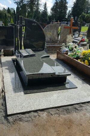 Nagrobek z granitu impala z posadzką nr.1662