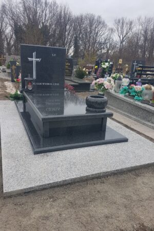 Nagrobek z granitu impala z posadzką nr.1793