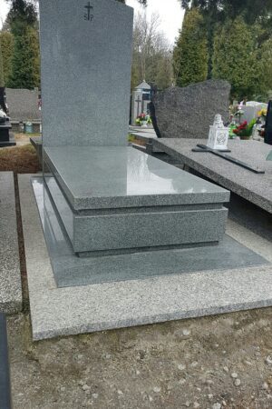 Nagrobek z granitu kuru grey z posadzką nr.924