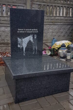 Nagrobek urnowy z grawerem z granitu impala nr.1061